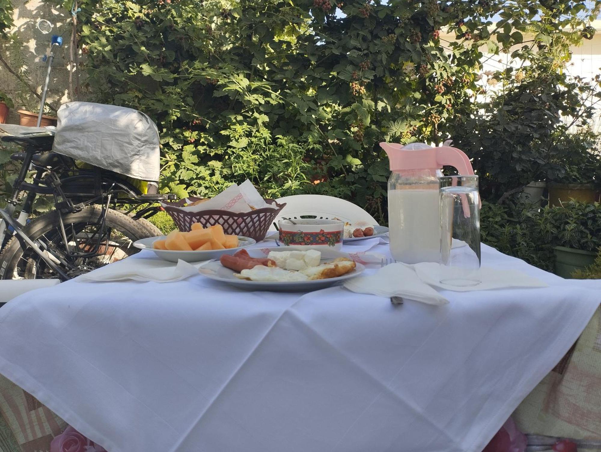Rondo Guesthouse Gjirokastra Kültér fotó