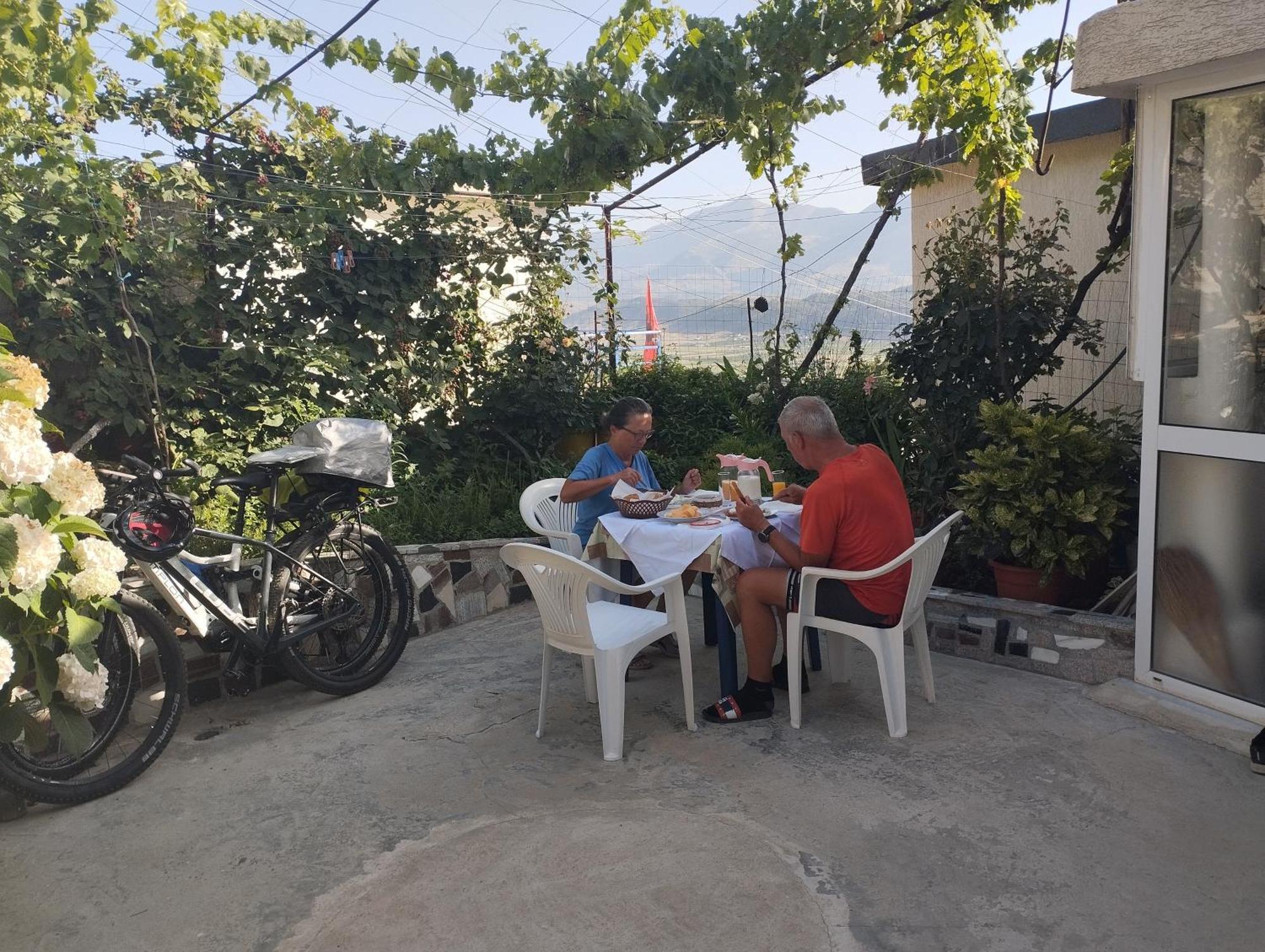 Rondo Guesthouse Gjirokastra Kültér fotó