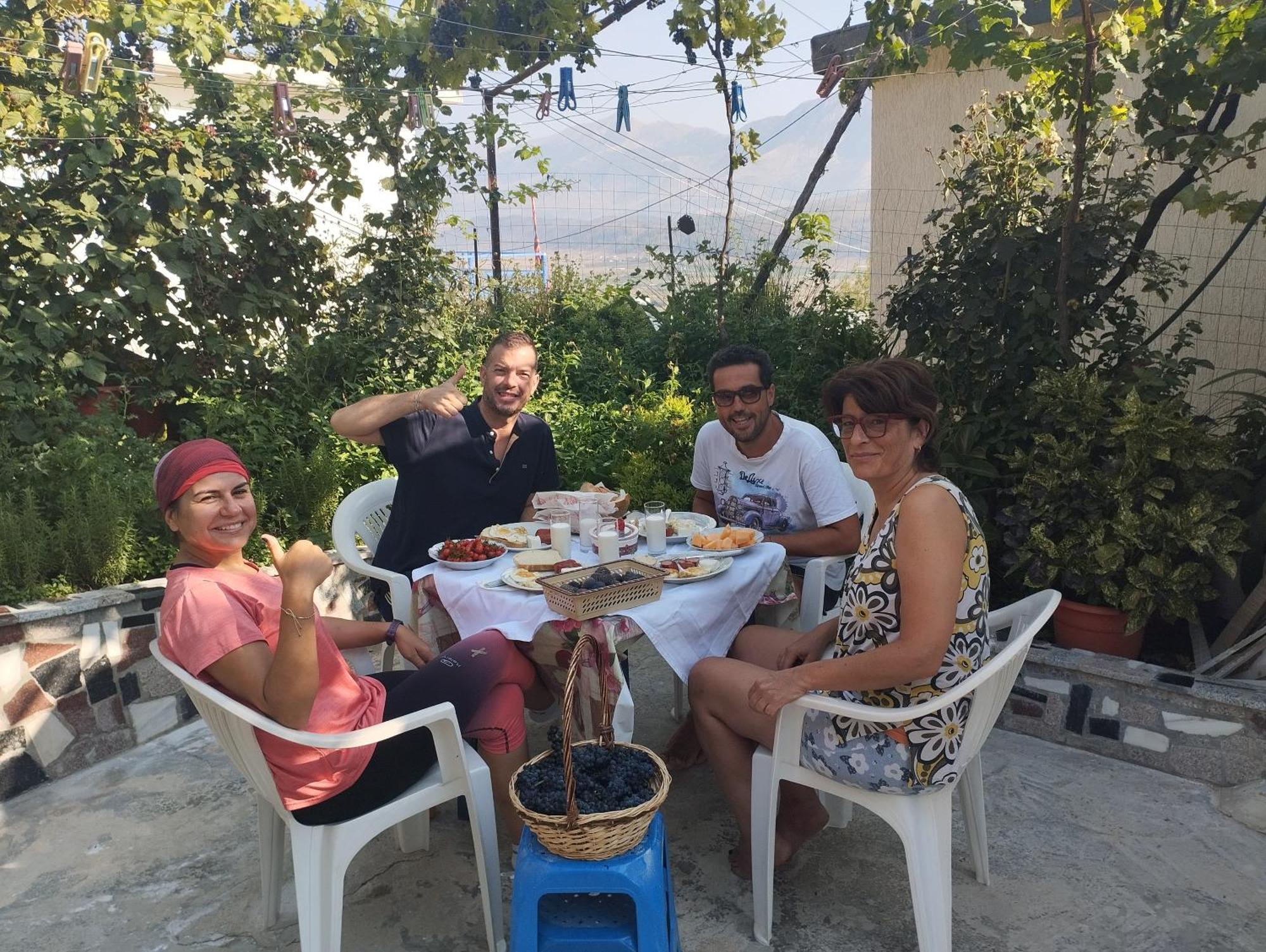 Rondo Guesthouse Gjirokastra Kültér fotó
